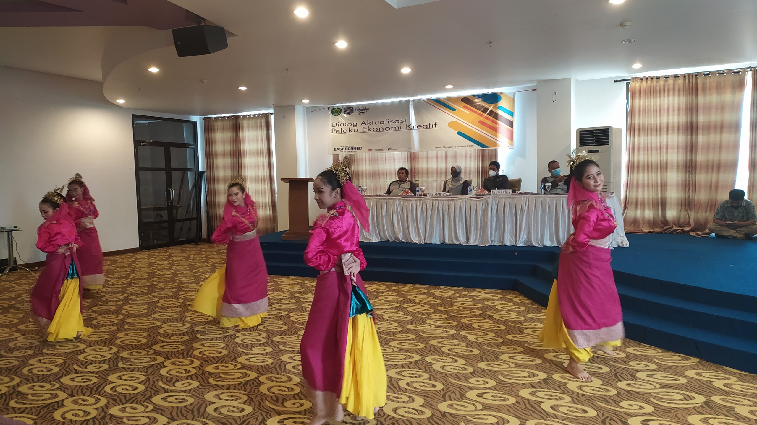 Tari Diris Dayang Regok salah satu tari tradisional Kabupaten Paser yang dipentaskan sebagai pengantar pembukaan acara Dilog Aktualisasi Pelaku Ekonomi Kreatif Kabupaten Paser