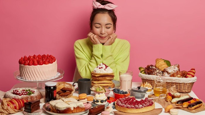 sering-menonton-mukbang-sambil-makan-hati-hati-terkena-obesitasfreepikcom_169